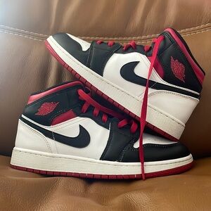 Air Jordan 1 mid gym red black toe lightly worn size 7y